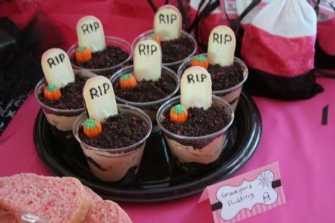 Easy & fun for the office Halloween party! My kids use to take these to their class party at school (before they stopped allowing parents to bring food from home!) Dirt Cakes, Dirt Cake Cups, Graveyard Dirt, Dirt Cake Recipes, Halloween Party Food Ideas, Halloween Office Party, Hogwarts Party, Halloween Party Food, Halloween Punch