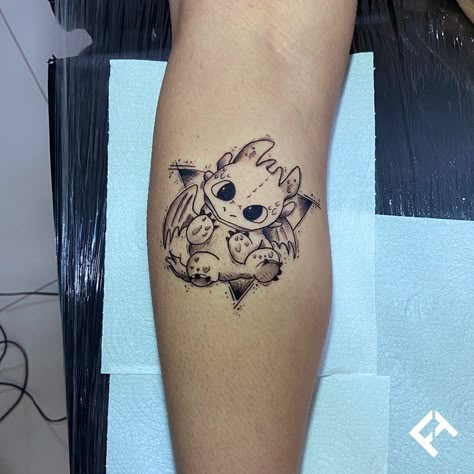 Felipe Araujo Tattoo on Instagram: “✖️Baby Banguela✖️ . . . #blackworktattoo #tattooideas #tatuagem #inkspiration #sketchtattoo #tattoostyle . ⚜️Orçamentos: 27 99888 4825” Baby Dragon Tattoo, Toothless Dragon Tattoo, Toothless Tattoo, Baby Dragon Tattoos, Pikachu Tattoo, Dragon Tattoo For Women, Toothless Dragon, Girly Tattoos, Instagram Baby