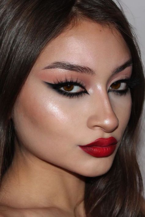 Cat Eye Red Lips, Reversed Cat Eye Makeup, Sultry Cat Eye Makeup, Bold Cat Eye Makeup, Cat Lips Makeup, Snake Eyes Makeup, Reverse Eyeliner Make Up, Fierce Make Up Look, Smokey Eye Red Lip Makeup