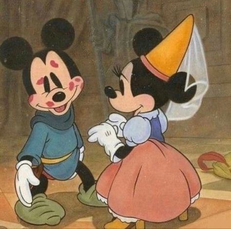 Cartoons Love Couple, Cartoon Characters In Love Aesthetic, Vintage Cartoon Couple Aesthetic, Iconic Couples Cartoons, Valentines Profile Pics, In Love Cartoon Aesthetic, Valentines Cartoon Aesthetic, In Love Aesthetic Cartoon, Cartoons In Love