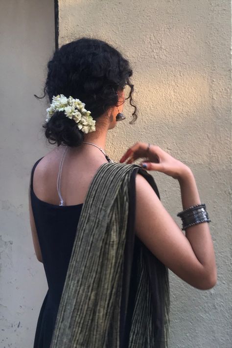 Desi Curly Hair, Indian Curly Hair, Indian Wedding Nails, Bitmoji Outfits Baddie, Desi Hair, Saree Outfit, Trending Summer Nails, Bitmoji Outfits, Curly Bun Hairstyles