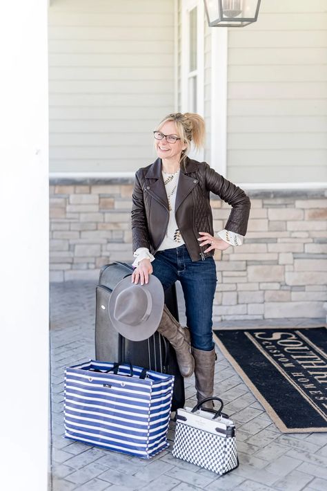 Travel Agent Photoshoot, Travel Agent Headshots, Travel Agent Branding Photoshoot, Travel Agent Branding, Travel Agent Photoshoot Ideas, Agent Photoshoot, Cruise Travel Agent, Beach Branding, Travel Suitcases