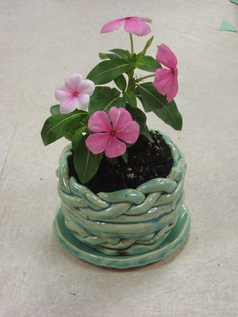 Miss Young's Art Room: 4th Grade Mother's Day Coil Flower Pots Coil Flower Pots, Cute Coil Pots, Mothers Day Clay Projects, Coil Pots Ideas, Coil Projects, Coil Ceramics, Coil Vase, Coil Pot, Ceramic Pinch Pots