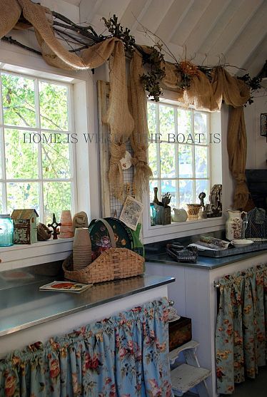 burlap. LOVE the style of this kitchen, and curtains for doors. Sheek Decor, Burlap Window Treatments, Camera Shabby Chic, Takken Decor, Bedroom Chic, Chic Bed, Chic Kitchen Decor, Shabby Chic Bedroom Furniture, Shabby Chic Chairs