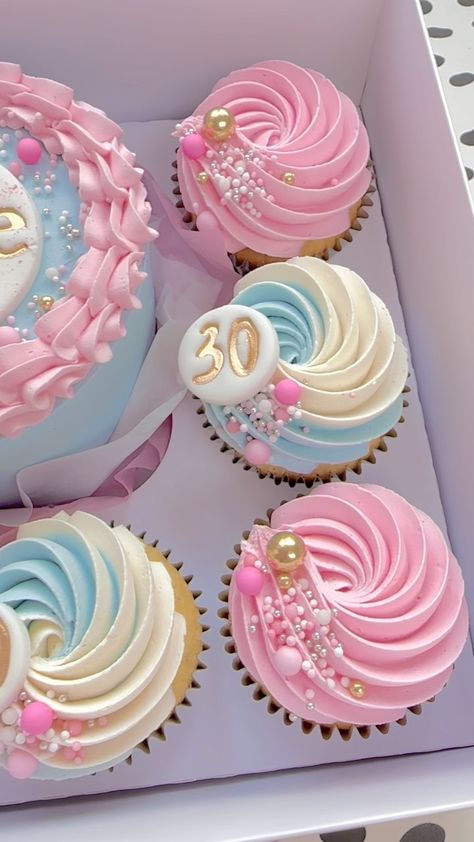 Bento Box Dessert Ideas, Bento Box Cake And Cupcakes, Pastel Birthday Cupcakes, Cake Treat Boxes Ideas, Cake Bento Box Ideas, Bento With Cupcakes, Birthday Cupcake Cake Ideas, Pastel Cupcakes Birthday, Treat Boxes Ideas Cakes