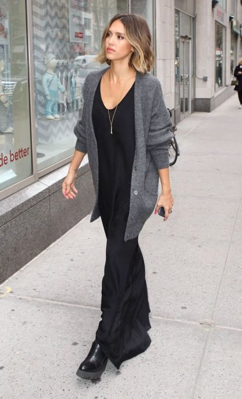 how to wear a maxi dress in winter-maxi dresses-grey cardigan-black and grey-jessica alba- Jessica Alba Casual, Maxi Skirt Winter, Winter Maxi, Jessica Alba Style, How To Wear Ankle Boots, Maxi Dress Winter, Gaun Fashion, Maxi Outfits, Maxi Dress Outfit