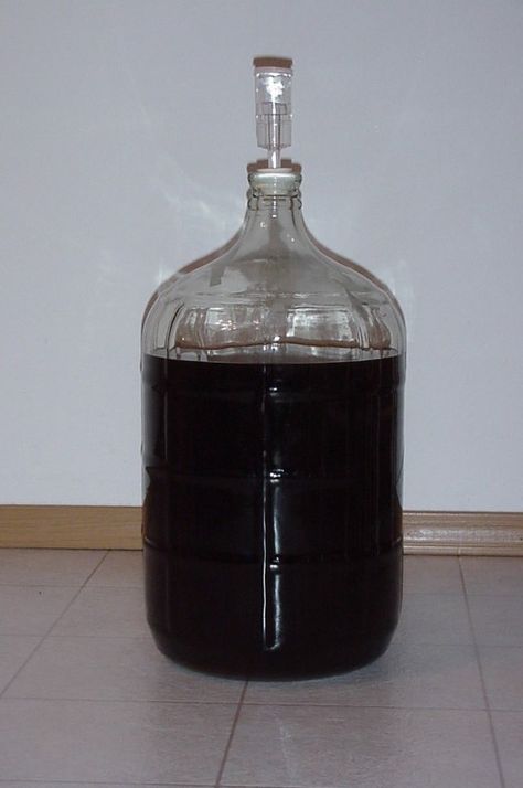 Making Mead, Home Made Beer, Wine Making Recipes, Homemade Wine Recipes, Elderberry Wine, How To Make Mead, Viking Food, Mead Recipe, Elderberry Recipes