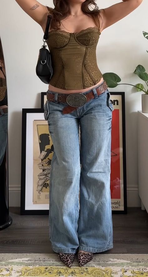 Flared Jeans With Heels, Edikted Jeans Outfit, Oxford Jeans Outfit, Square Body Shape Outfits, Flair Jeans Outfit, Downtown Outfits, Jeans Outfit, Lookbook Outfits, Dream Clothes