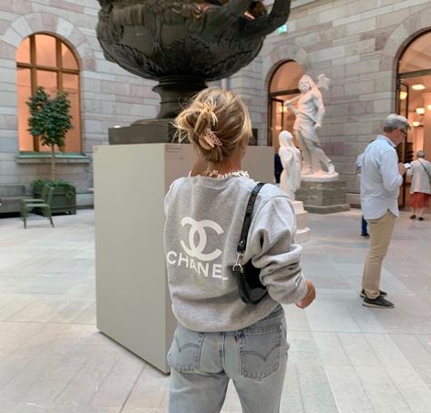 Chanel Jumper, Chanel Sweatshirt, Matilda Djerf Style, Chanel Sweater, Matilda Djerf, Mode Inspo, Weekend Outfit, Fashion Killa, Matilda