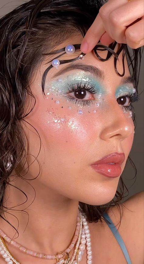 Water Theme Makeup, Beach Themed Makeup, Sea Makeup Looks, Merman Makeup, Under The Sea Makeup, Jellyfish Makeup, Jellyfish Outfit, Mermaid Costume Makeup, 60 Makeup