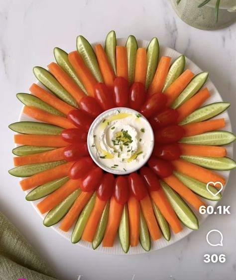 Amazing Food Platters, Fruit Platter Designs, Boards Ideas, Food Boards, Decorações Com Comidas, Vegetable Tray, Vegetable Platter, Snack Platter, Amazing Food Decoration