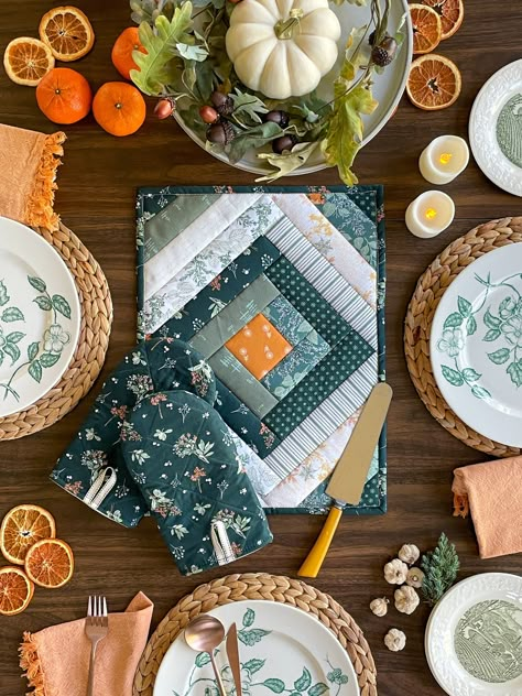 Half-square Triangles — Blog — Sharon Holland Designs Hot Pads Diy, Diy Log Cabin, Sharon Holland, Quilted Placemats, Fall Sewing, Sewing Machine Projects, Place Mats Quilted, Beginner Sewing, Cadeau Diy