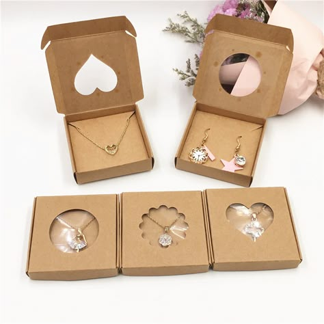 Necklace Box Diy, Small Box With Paper, Diy Necklace Box, Diy Necklace Packaging, Earring Gift Packaging, Diy Jewelry Gift Box, Jewelry Packaging Ideas, Necklace Gift Packaging, Jewelry Packaging Diy