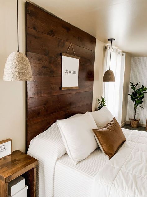 Wall Wooden Design, Brown Wood Bedroom Ideas, Wood Feature Wall Bedroom, Wooden Headboard Bedroom, Wood Wall Bedroom, No Headboard Bedroom, Berm Ideas, Wood Wall Headboard, Bedroom Back Wall