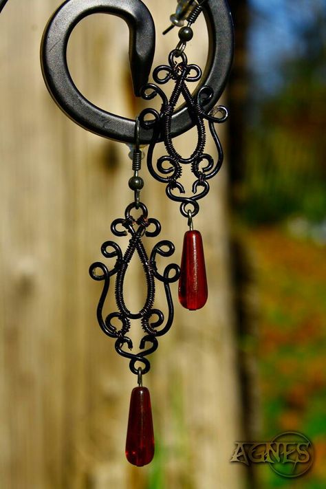 Gothic earrings made from black wire with czech glass bead. Black Wire Jewelry, Gothic Wire Jewelry, Black Wire Earrings, Goth Wire Jewelry, Steampunk Earrings Diy, Vampire Jewelry, Gothic Jewelry Diy, Wire Jewelry Earrings, Metal Jewelry Making