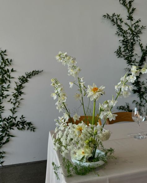 ikebana-inspired centerpieces for James & Jeremy 🤍🕊️🫶 Ikebana Wedding Centerpieces, Wedding Ikebana, Ikebana Wedding, Organic Wedding Decor, Hunting Wedding, Japan Wedding, Ikebana Arrangements, Organic Wedding, Wedding 2025