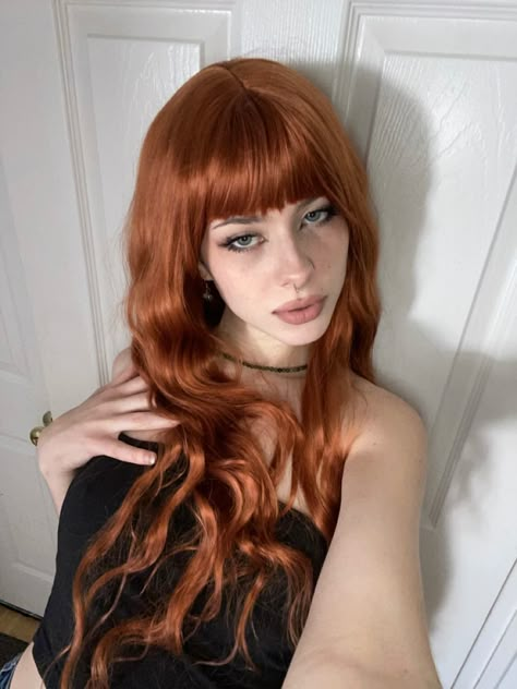 Alt Aesthetic Makeup, Ginger Hair Costume Ideas, Grunge Alt Aesthetic, Ginger Makeup, Long Wavy Hairstyles, Vampire Hair, Subtle Eye Makeup, Ginger Wig, Eye Makeup Eyeliner