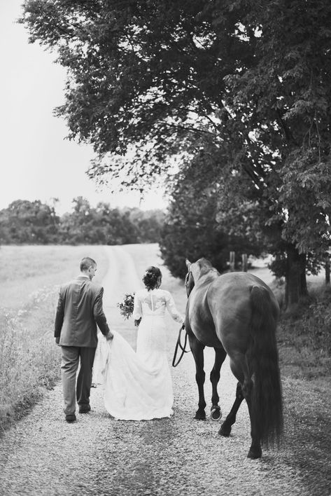 Horse Wedding Photography, Bride With Horse Photo Ideas, Bride On Horse Wedding, Horse Bride Photoshoot, Wedding Photoshoot With Horse, Bride And Groom With Horse, Riding Horse Down The Aisle, Wedding Ideas Horses, Wedding Photos Horses