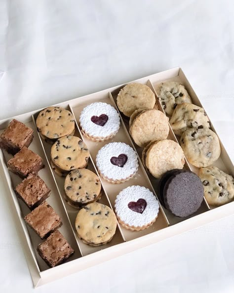 Box Of Pastries, Assorted Cookie Box Ideas, Baked Goods Box Ideas, Christmas Alfajores, Box Dulces Ideas, Dessert Box Ideas, Bake Business, Desserts To Go, Box Dulces