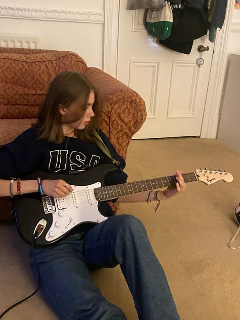 Rockstar Aesthetic, Guitar Obsession, Guitar Girl, Downtown Girl, Trik Fotografi, Music Aesthetic, Foto Ideas Instagram, Teenage Dream, Insta Photo Ideas