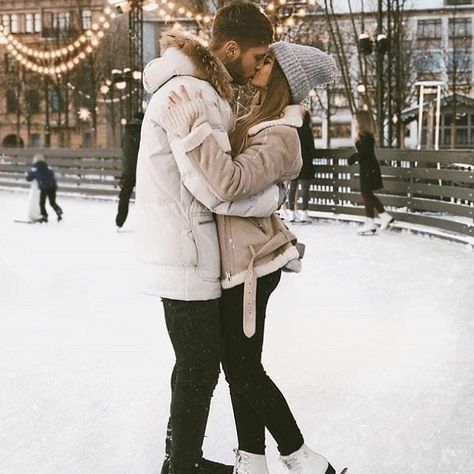 Winters are coming❤😍 Couple Goal Outfits, Ice Skating Pictures, Skating Pictures, Outdoor Ice Skating, Day Date Ideas, Ice Skating Outfit, Valentines Day Date, Winter Photoshoot, Winter Photos