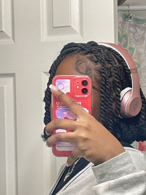 black girl beats Rose Gold Beats Aesthetic, Beats Aesthetic, Beats Headphones Aesthetic, Gold Beats, Black Beats, Apple Headphones, Headphones Design, First Day Of School Outfit, 9th Grade