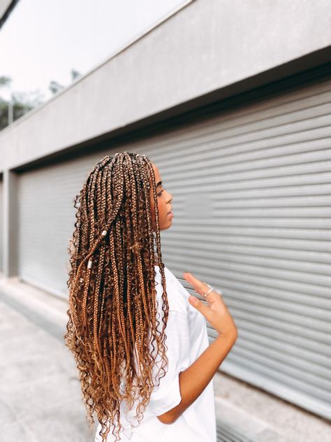 Foto de trança box braids longas com cachos Fox Locks, Braided Cornrow Hairstyles, Cornrow Hairstyles, Instagram Look, Box Braids, New Hair, Hair Makeup, Dreadlocks, Braids