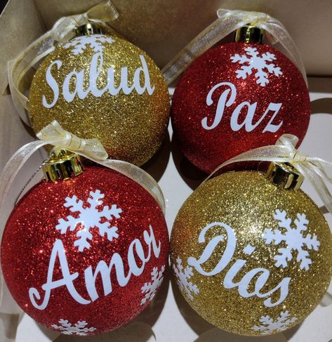 Bolas navideñas escarchadas personalizadas Christmas Bulbs, Instagram Profile, Christmas Ornaments, Holiday Decor, Christmas, On Instagram, Instagram