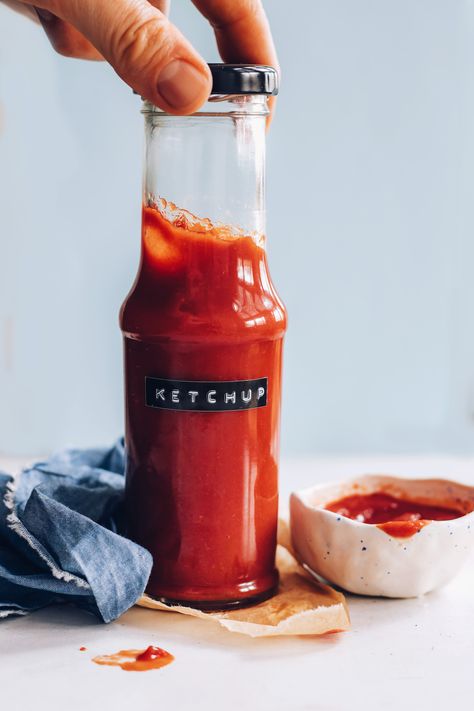 How To Make Ketchup, Homemade Ketchup Recipes, Ketchup Sauce, Ketchup Recipe, Homemade Ketchup, Homemade Condiments, Minimalist Baker, Vegan Burgers, Tomato Ketchup