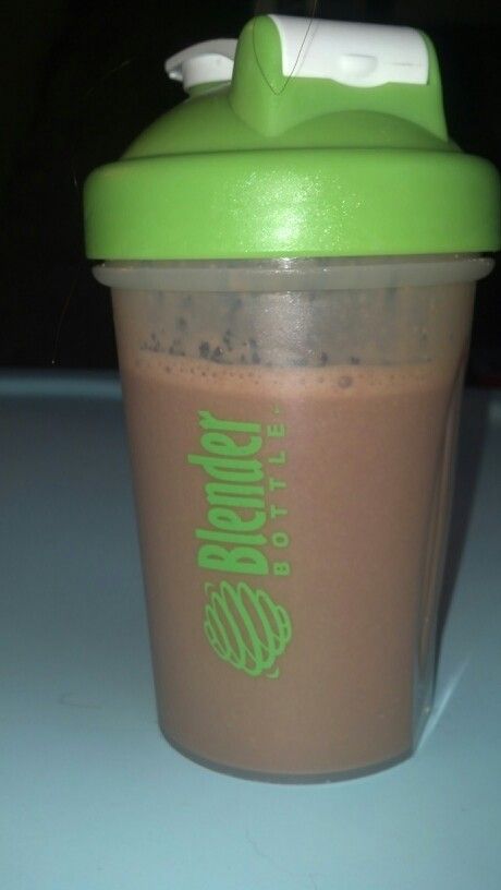 Coffee protein smoothie-my version. 8oz brewed coffee (chilled) 1 scoop whey protein (vanilla or chocolate) 4oz nonfat vanilla greek yogurt 1tbs flax meal (optional) -blend all ingredients until well mixed.  Nutrition info: in entire shake Cals: 237 Fat: 3.3 Sfat .8 Protein: 33.8 Sugar: 12 Fiber: 3.5. Protine Shake Smoothies, Whey Protein Snapchat Story, Protine Shakes Gym, Protein Shake Snapchat, Protein Snap, Protine Food, Protine Shakes, Shake Snap, Whey Shake