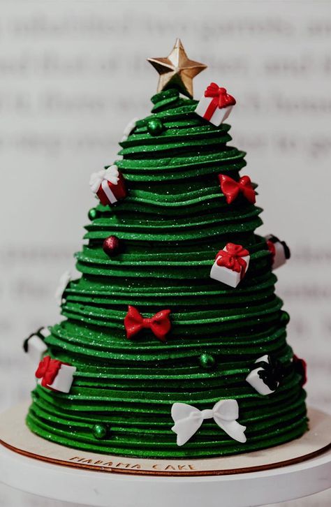 festive cake, winter cake, Christmas cake ideas, festive Christmas cake ideas, winter cake decoration, festive cake pictures, festive cake aesthetic Xmas Tree Cake Ideas, Christmas Cake Designs Buttercream, Buttercream Christmas Tree, Mandarin Cake, Green Buttercream, Cake Winter, Gelato Cake, Recipe Development, Baking Fails