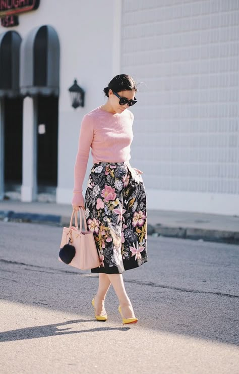 Feminine in Pink: Summer Knit Top & Floral Midi Skirt Midi Rock Outfit, Rok Midi, Summer Knit Tops, Midi Skirt Outfit, Rock Outfit, Fashion Blogger Style, Looks Street Style, Outfit Trends, Floral Midi Skirt