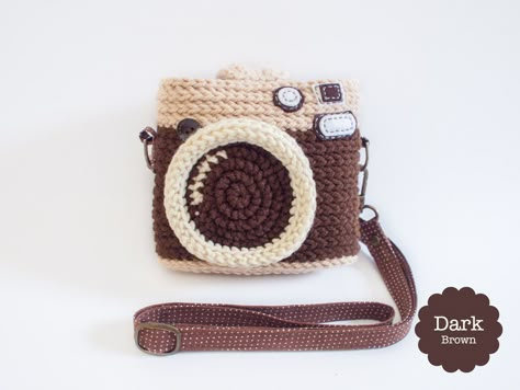 Crochet Vintage Camera Instax Mini's Case by meemanan on Etsy Crochet Polaroid Case, Camera Crochet, Camera Bag Pattern, Instax Mini Case, Strap Crochet, Instax Camera, Birthday Presents For Friends, Diy Crochet Bag, Crochet Case