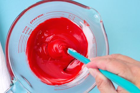 Do you have trouble making red royal icing? It really isn't that hard to make but I do have a tip for you. Add one more color to make it perfect! Red Royal Icing, Red Icing, Sweet Sugarbelle, Icing Frosting, Icing Tips, Icing Colors, Decorator Icing, Cookie Frosting, Fondant Icing