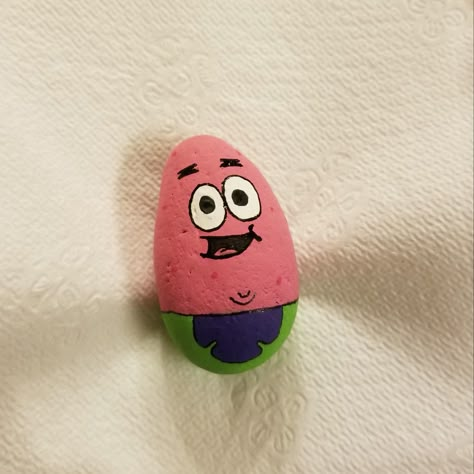 Patrick Rock Painting, Rock Painting Ideas Spongebob, Plankton Rock Painting, Patrick Star Rock Painting, Pebble Painting Ideas Creative, Spongebob Rock Painting, Rock Drawing, Summer Rocks, Spongebob Patrick