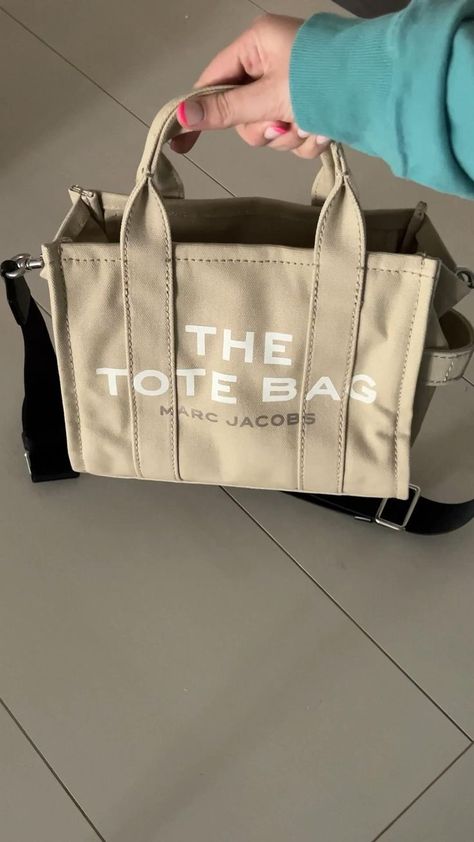 Marc Jacobs The Tote Bag, Tote Bag Outfit, In My Purse, School Bag Essentials, Purse Essentials, My Purse, Brown Tote Bag, Marc Jacobs Tote, Girls Tote