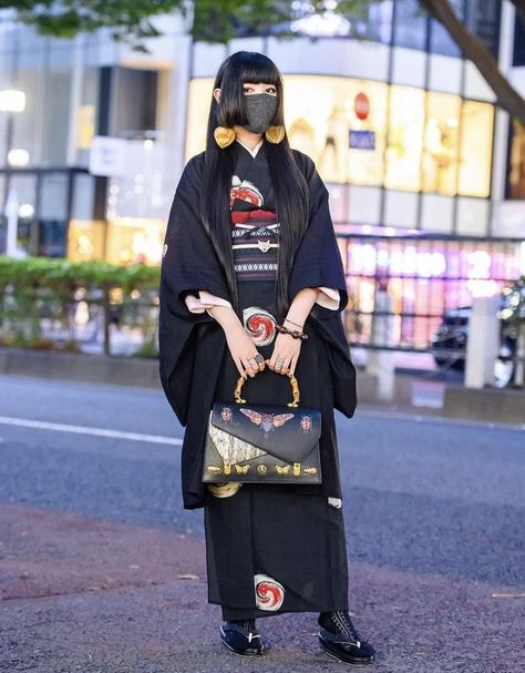 Modern Kimono Fashion Outfits, Kimono Streetwear, Modern Kimono Fashion, Kimono Outfit Japanese, Zori Sandals, Lantern Plant, Japanese Kimono Fashion, Bamboo Handle Bag, Kimono Modern