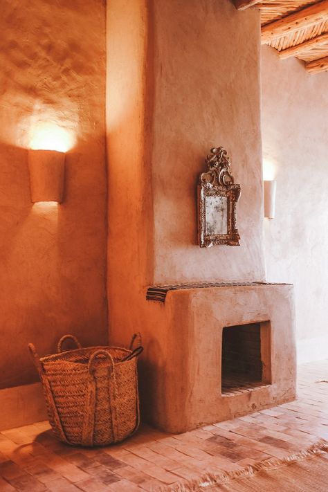 Berber Lodge, Adobe Fireplace, Lodge Fireplace, Joshua Tree House, Design Marocain, Mud House, Adobe House, Moroccan Interiors, Cob House