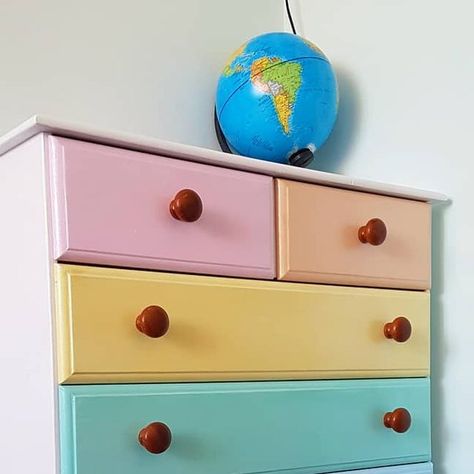 Nicci Bean 🌈 on Instagram: "A little thing I've been working on this past month 🌈 This was a plain set of pine drawers picked up locally on eBay, I sanded it down (by hand, if you saw my black and Decker blowing up you'll already know why!) Primed and painted, and it's finished with a super sparkly glitter paint 🤩 As you can see I still need to finish the knobs and feet but my 6 year old is a very happy rainbow lover right now 🌈 . . #interiordesign #rainbowbedroom #rainbowdrawers #upcycle #p Rainbow Chest Of Drawers, Rainbow Drawers, Rainbow Dresser, Upcycle Kids, Rainbow Bedroom, Happy Rainbow, Black And Decker, Bedroom Drawers, Glitter Paint