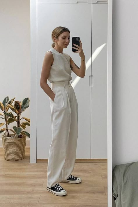 The 21 Best Outfit Ideas of Spring 2020 So Far | Who What Wear UK Estilo Hippy, Minimalist Fashion Women, Overalls Outfit, Stil Boho, Inspired Outfits, 가을 패션, Fashion 2020, Fashion Mode, Looks Style