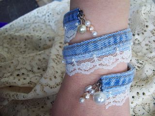 Denim Bracelet, Blue Jeans Crafts, Fabric Bracelets, Denim Outfits, Denim Jewelry, Estilo Hippie, Full Life, Denim Ideas, Denim Crafts