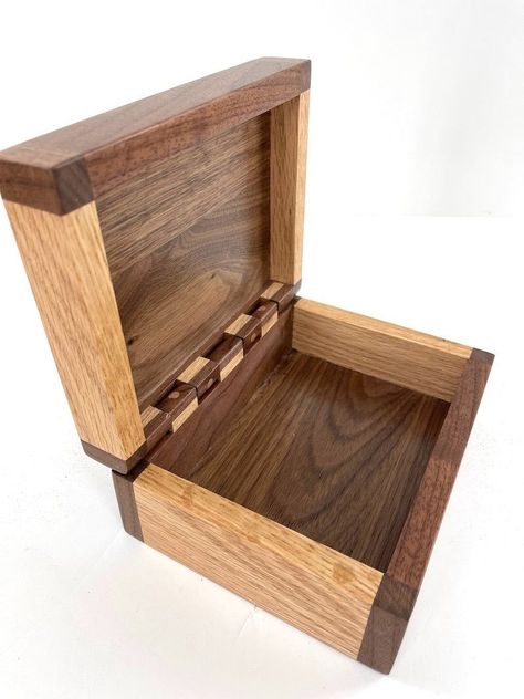 Small Easy Woodworking Projects Wood Box Design, Small Easy Woodworking Projects, Wooden Hinges, Hope Chests, Diy Woodworking Ideas, Small Wooden Boxes, Handmade Wooden Boxes, Box Building, Simple Projects