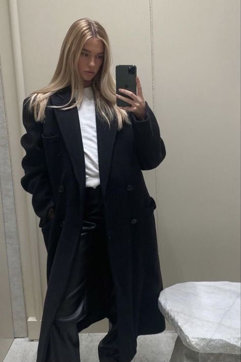 Brianna Smith, Black Coat Outfit, Simple Fashion Outfits, Black Wardrobe, Classic Style Outfits, Long Black Coat, Into Fashion, City Outfits, Autumn Outfits