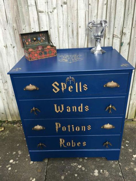 Harry Potter Drawers, Harry Potter Chest Of Drawers, Harry Potter Dresser Ideas, Harry Potter Bedroom Ideas For Boys, Harry Potter Dresser Diy, Harry Potter Furniture Ideas, Ravenclaw Room Ideas, Harry Potter Dresser, Harry Potter Desk