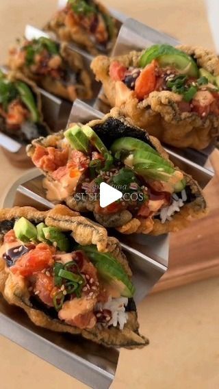 Diy Sushi Night, Sushi Tacos Recipe, Sushi Platter Aesthetic, Sushi Videos, Spicy Tuna Sushi, Sushi Taco, Sushi Ideas, Tuna Tacos, Sushi Board