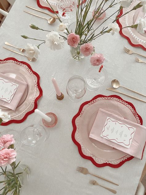 Galsmas floral table setting Pink And Red Christmas Table Decor, Galsmas Party, Red And Pink Table Setting, Pink And Red Tablescape, Pink And Red Table Setting, Pink And Red Christmas Table, Galentines Tablescape, Pink Christmas Table Decor, Pink Christmas Table Setting