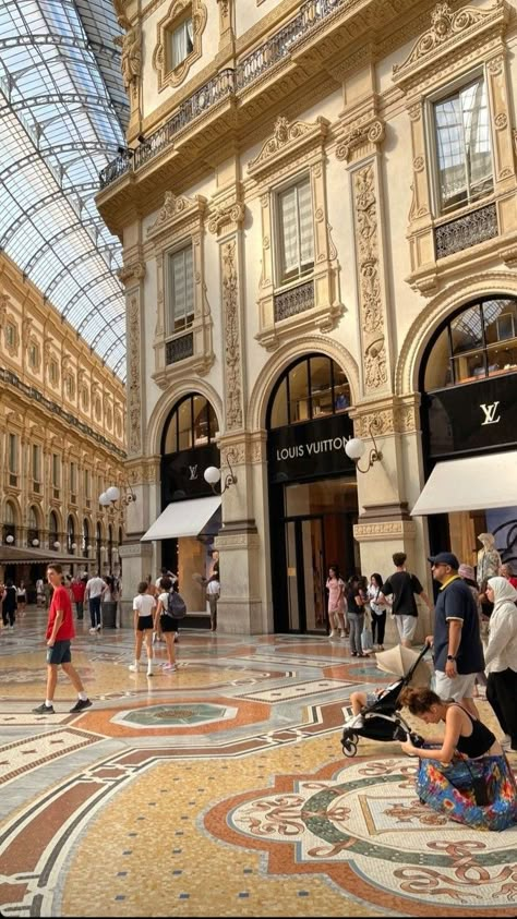 Milan Shopping Mall, Milan Shopping, Euro Winter, Shopping In Italy, Galleria Vittorio Emanuele Ii, France Aesthetic, Urban Landscape Design, Paris Vibes, Italian Life