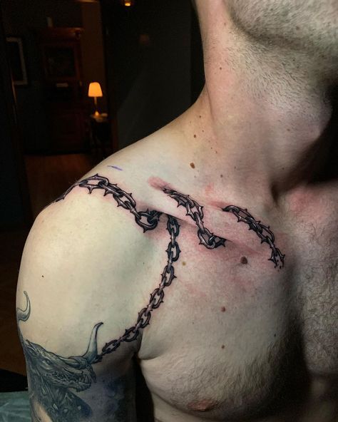 Collarbone Shoulder Tattoo, Shoulder Blade Tattoos, Bright Colorful Tattoos, Tattoos Trending, Collar Bone Tattoos, Collarbone Tattoos, Phoenix Tattoo Feminine, Tattoos On Side Ribs, Barbed Wire Tattoos