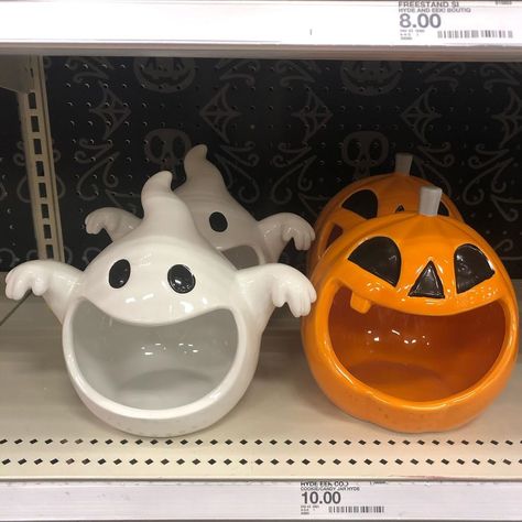 Target shoppers are using the retailer's affordable Halloween candy dishes as succulent planters, and the results are adorably spooky. Light Up Halloween Costumes, Halloween People, Halloween Candy Apples, Halloween Candy Bowl, Leftover Halloween Candy, Pumpkin Bowls, Target Halloween, Candy Halloween, Halloween Room