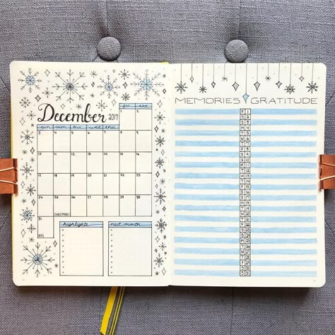 30+ Christmas Bullet Journal Ideas Perfect for December - LittleCoffeeFox #monthlyspread Christmas Bullet Journal Ideas, Bullet Journal Calendrier, Christmas Bullet Journal, December Bullet Journal, Bullet Journal Monthly Spread, Bullet Journal Notebook, Bujo Ideas, Bullet Journal Themes, Bullet Journal Writing